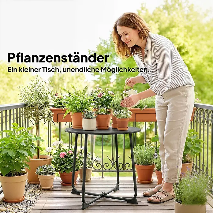Outsunny Balkontisch rund - Ø x H: 50 x 45,5 cm, Metall, Schwarz - Runder schwarzer Metall-Pflanzenständer auf einem Balkon mit Topfpflanzen, während eine Frau gießt.