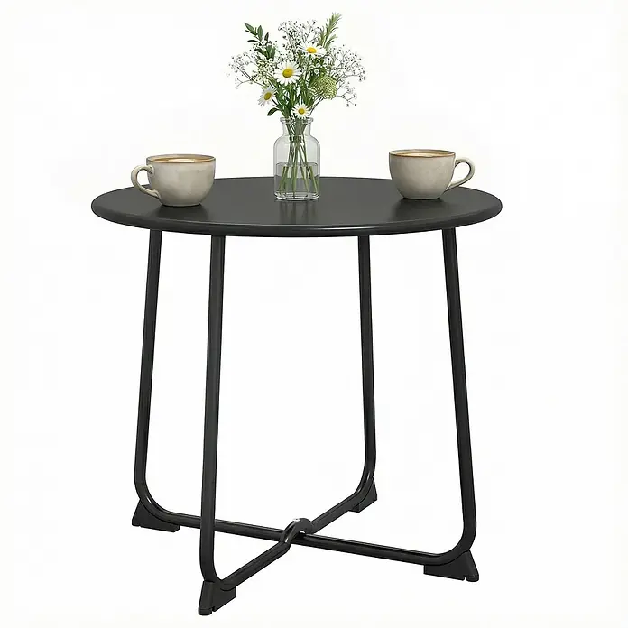 Outsunny Balkontisch rund - Ø x H: 50 x 45,5 cm, Metall, Schwarz - Dunkelgrauer runder Gartentisch mit geschwungenen Beinen und X-förmiger Basis, darauf zwei Tassen und Blumen.