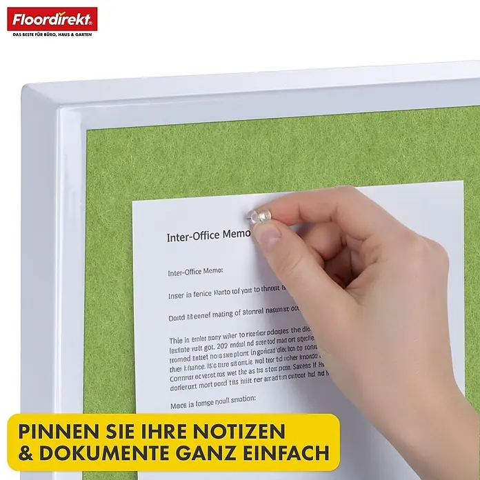 Pinnwand Präsentationstafel Giant - 120 x 80 cm, Filz, Grün - Grüne Filz-Pinnwand mit weißem Rahmen, eine Hand befestigt eine Notiz. Perfekt für Notizen & Dokumente.