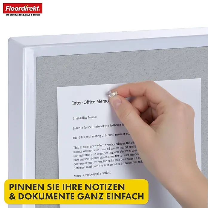 Pinnwand Präsentationstafel Giant - 120 x 80 cm, Filz, Grau - Weißgerahmte Filz-Pinnwand mit grauer Oberfläche, eine Hand heftet ein Memo mit einer transparenten Pinnnadel an.