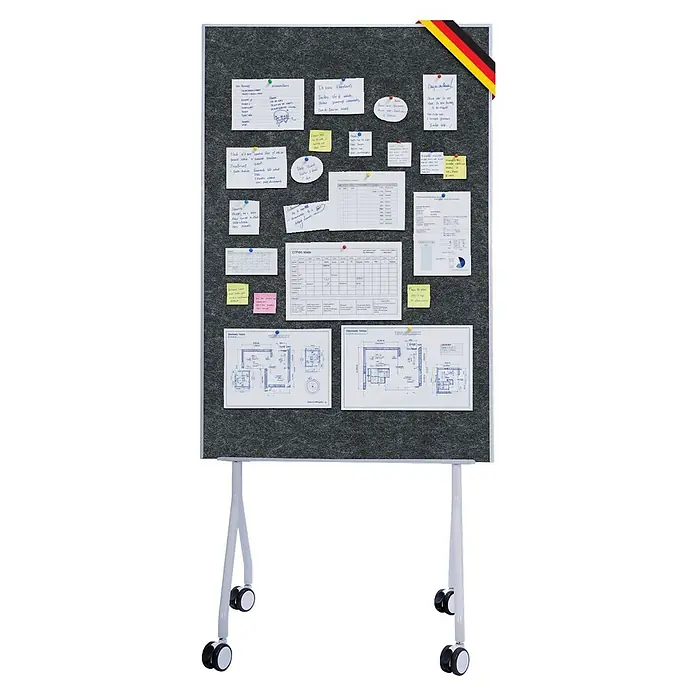 Pinnwand Präsentationstafel Giant - 120 x 80 cm, Filz, Schwarz - Ein mobiles graues Filz-Pinnbrett auf weißem Rollständer, mit Notizen, Dokumenten, Bauplänen und Deutschlandflaggenband.