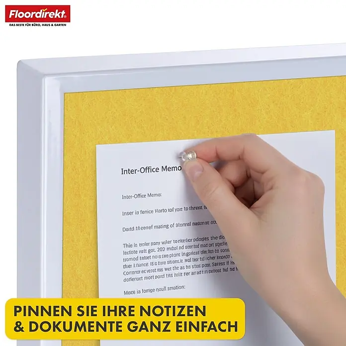 Pinnwand Präsentationstafel Giant - 120 x 80 cm, Filz, Gelb - Hand pinnt Notiz mit durchsichtiger Reißzwecke an gelbe Filz-Pinnwand mit weißem Rahmen.