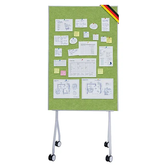 Pinnwand Präsentationstafel Giant - 120 x 80 cm, Filz, Grün - Mobile grüne Filz-Pinnwand auf Rollstativ, bestückt mit Notizen, Blaupausen und einer Deutschlandflaggen-Schleife.