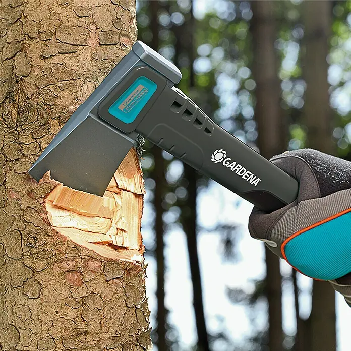 Gardena Universalaxt 1000 A - Länge: 45 cm - Nahaufnahme einer Gardena Universalaxt beim Hacken eines Baumes, hervorgehoben durch ihre Schärfe und Effizienz beim Holzspalten.