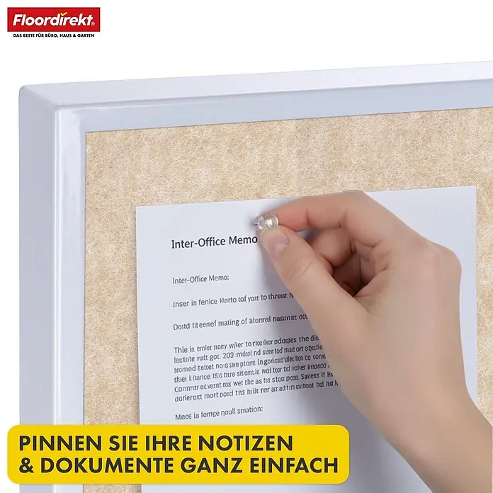 Pinnwand Präsentationstafel Giant - 120 x 80 cm, Filz, Beige - Beige Pinnwand mit weißem Rahmen, auf der eine Hand ein Dokument mit einer transparenten Pinnnadel befestigt.