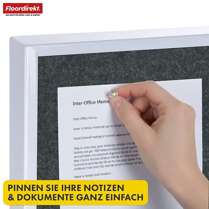 Pinnwand Präsentationstafel Giant - 120 x 80 cm, Filz, Schwarz - Dunkelgraue Filz-Pinnwand mit weißem Rahmen. Eine Hand pinnt ein Memo mit einem transparenten Reißnagel an.