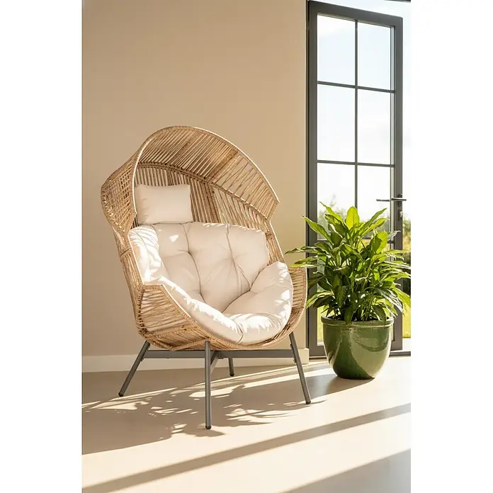 Acamp Garten-Loungesessel Theo - Natur - Natur-Rattan-Eiersessel mit weichen cremefarbenen Kissen, ideal für drinnen oder die Terrasse.