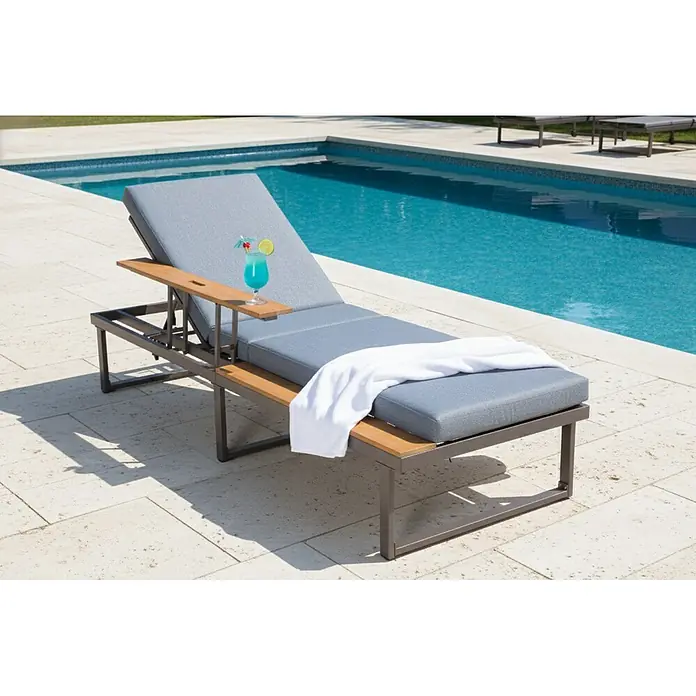 Acamp Gartenliege Fano - B x T: 70 x 196 cm, Anthrazit, Braun, Stahl, Klappbar - Moderne Poolliege mit grauen Kissen, Metallrahmen und Holz-Seitentischen, am Pool mit Getränk und Handtuch.