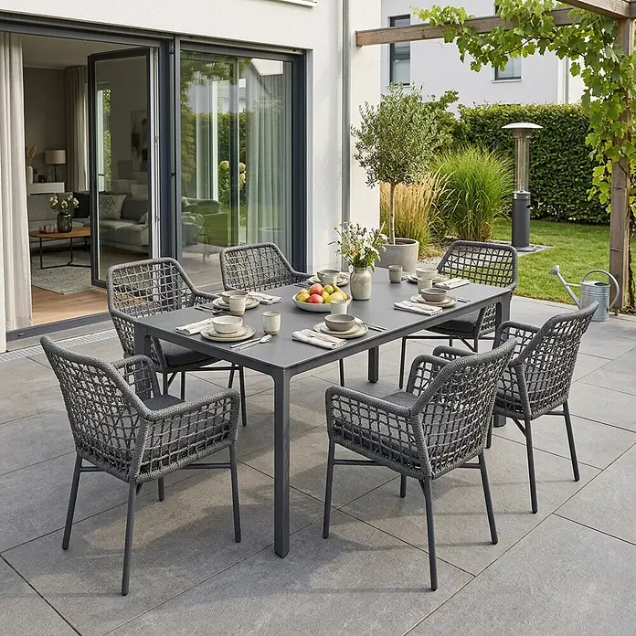 Acamp Gartenmöbel-Set Rom/Rom - 7 -tlg., Aluminium, TexRope, Anthrazit - Dunkelgraue Outdoor-Essgruppe mit rechteckigem Tisch und sechs geflochtenen Seilstühlen, auf einer Terrasse mit Gedeck.
