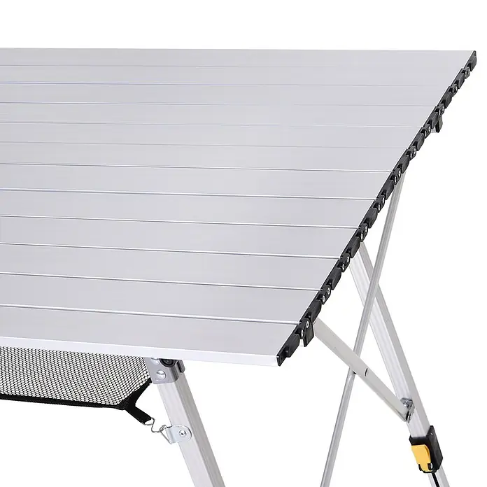 Outsunny Campingtisch - L x B x H: 120 x 69 x 78 cm, Aluminium, Netzstoff, Silber, Klappbar - Klapptisch aus silbernen Aluminiumlamellen mit schwarzen Scharnieren und einem Netz unter der Tischplatte.