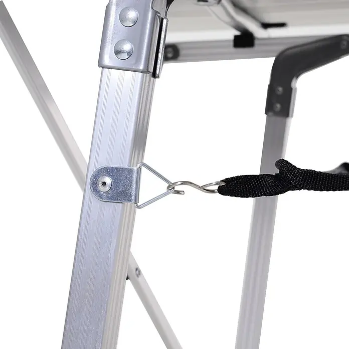 Outsunny Campingtisch - L x B x H: 120 x 69 x 78 cm, Aluminium, Netzstoff, Silber, Klappbar - Silbernes Aluminiumbein eines Klapptisches mit schwarzem Stabilisierungsgurt und Metallhaken.
