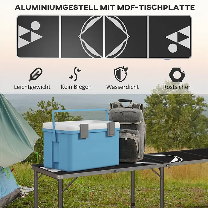 Outsunny Campingtisch - Aluminium, MDF, Schwarz, Klappbar - Klappbarer Aluminium-Campingtisch mit MDF-Tischplatte, darauf eine Kühlbox und ein Rucksack im Freien.