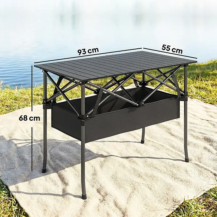 Outsunny Campingtisch - L x B x H: 93 x 55 x 68 cm, Metall, Aluminium, Schwarz, Klappbar - Dunkelgrauer Klapptisch (93x55x68 cm) mit Lattenplatte und Stauraum, auf einer Decke am See.