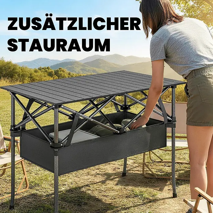Outsunny Campingtisch - L x B x H: 93 x 55 x 68 cm, Metall, Aluminium, Schwarz, Klappbar - Dunkelgrauer Campingtisch mit Lamellenplatte und schwarzem Stoff-Stauraum unter der Tischplatte, draußen in Gebrauch, bietet zusätzlichen Stauraum.