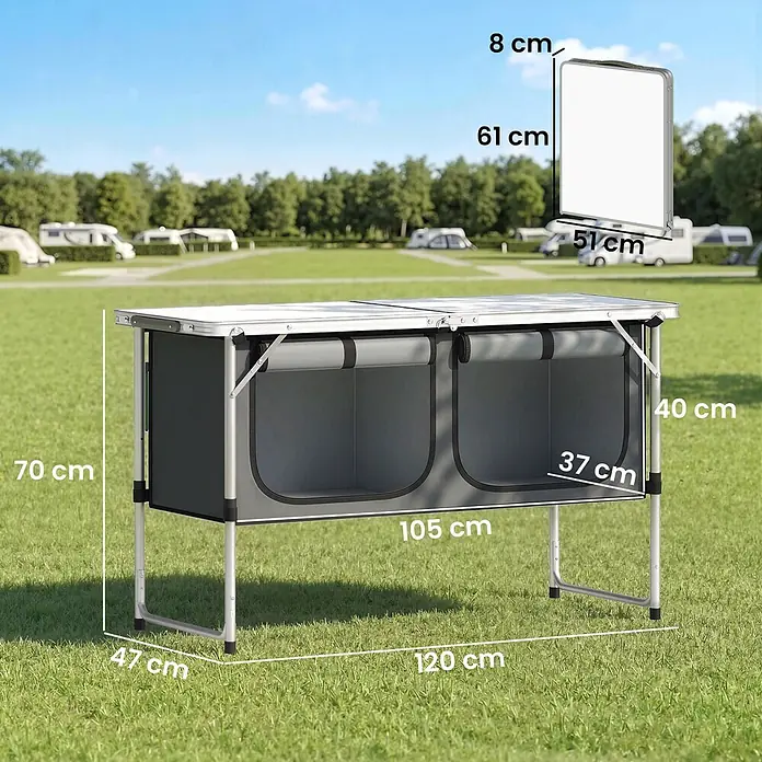 Outsunny Campingtisch - L x B x H: 120 x 47 x 70 cm, Aluminiumlegierung, Oxford, MDF, Silber, Klappbar - Graue, tragbare Campingküche mit mehreren Fächern und Tischplatte, mit Maßen auf einem Campingplatz gezeigt, auch zusammengeklappt.