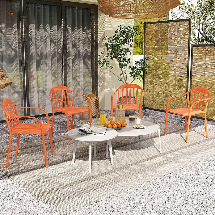 Outsunny Gartenstuhl-Set - 4 Stk., Kunststoff, Stapelbar, Rot, B x T x H: 54 x 57 x 78 cm - Ein Outdoor-Patiomöbel-Set mit vier leuchtend orangen Stühlen und zwei runden weißen Tischen, auf einem Teppich auf Kies.
