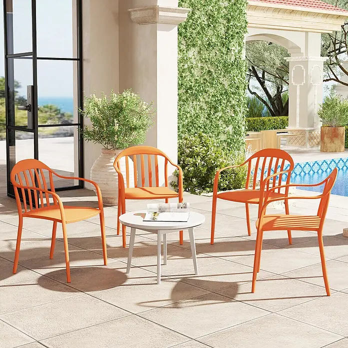 Outsunny Gartenstuhl-Set - 4 Stk., Kunststoff, Stapelbar, Rot, B x T x H: 54 x 57 x 78 cm - Vier orangefarbene Outdoor-Stühle mit Armlehnen und ein weißer runder Tisch auf einer Terrasse.