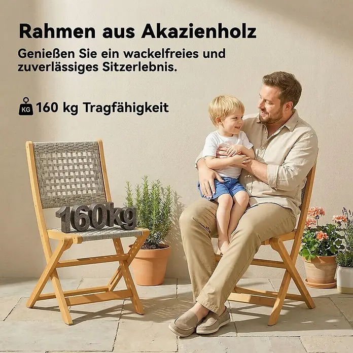 Outsunny Gartenstuhl-Set - 2 Stk., Akazienholz, PE-Rattan, Klappbar, Grau, Braun - Akazienholz-Klappstuhl mit geflochtener Sitzfläche, ein Mann mit Kind nutzt ihn. 160 kg Tragfähigkeit, stabil für draußen.