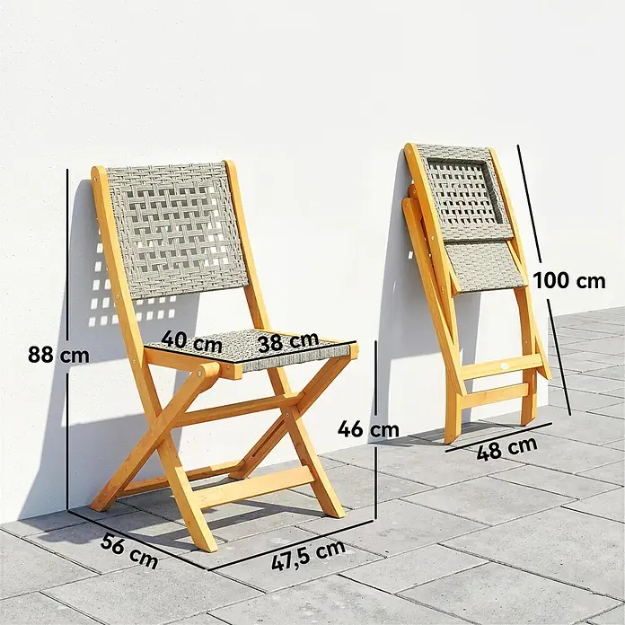 Outsunny Gartenstuhl-Set - 2 Stk., Akazienholz, PE-Rattan, Klappbar, Grau, Braun - Zwei hölzerne Klappstühle mit grauem Geflecht, einer offen, einer zusammengeklappt, mit Maßen dargestellt.