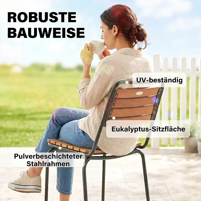 Outsunny Gartenstuhl-Set - 2 Stk., Stahl, Eukalyptusholz, Stapelbar, Schwarz, Braun - Robuster, UV-beständiger Outdoor-Stuhl mit pulverbeschichtetem Stahlrahmen und Eukalyptus-Sitzfläche, in Gebrauch gezeigt.