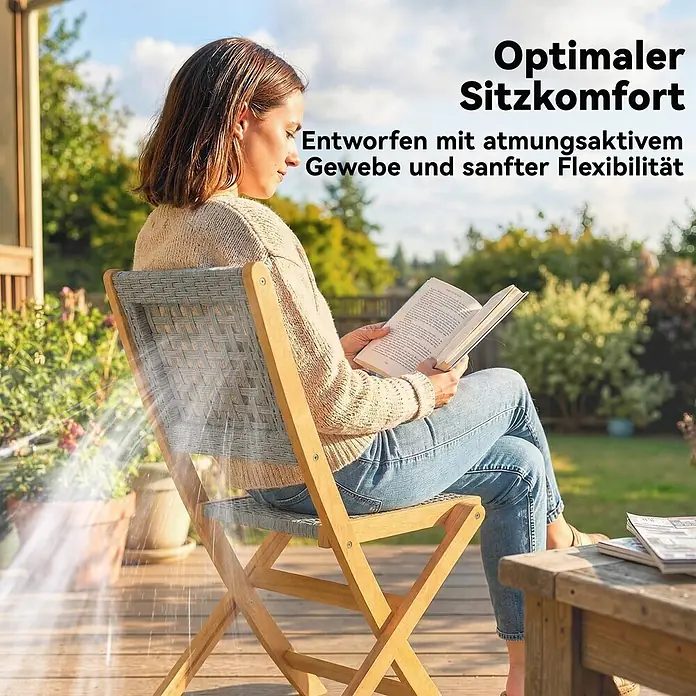 Outsunny Gartenstuhl-Set - 2 Stk., Akazienholz, PE-Rattan, Klappbar, Grau, Braun - Frau sitzt auf hölzernem Outdoor-Klappstuhl mit grauer geflochtener Rückenlehne und Sitzfläche, lesend. Bietet optimalen Komfort und atmungsaktives Gewebe.