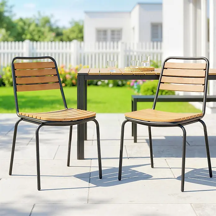 Outsunny Gartenstuhl-Set - 2 Stk., Stahl, Eukalyptusholz, Stapelbar, Schwarz, Braun - Zwei Outdoor-Stühle aus schwarzem Metall und hellen Holzlatten mit passendem Tisch auf einer Terrasse.