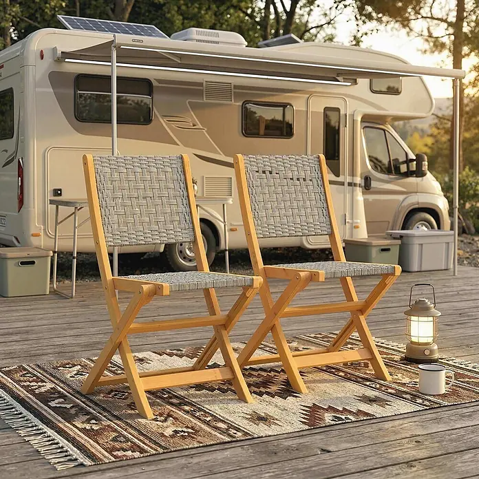 Outsunny Gartenstuhl-Set - 2 Stk., Akazienholz, PE-Rattan, Klappbar, Grau, Braun - Zwei Holzklappstühle mit grauen geflochtenen Sitzen und Rückenlehnen, auf einer Terrasse vor einem Wohnmobil.