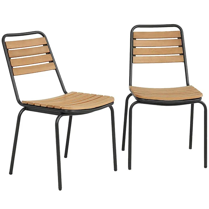 Outsunny Gartenstuhl-Set - 2 Stk., Stahl, Eukalyptusholz, Stapelbar, Schwarz, Braun - Zwei Stühle mit schwarzen Metallrahmen und hellbraunen Holzlattenrosten für Sitz und Rückenlehne.