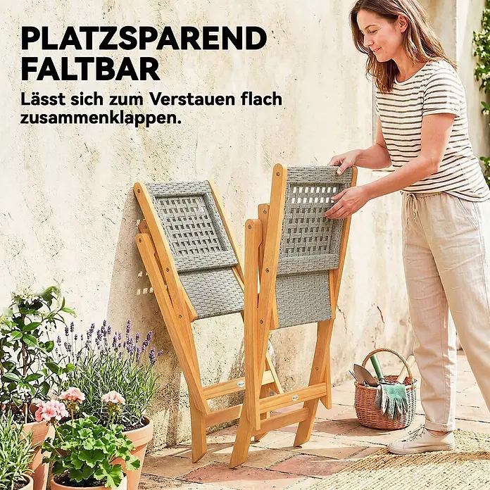 Outsunny Gartenstuhl-Set - 2 Stk., Akazienholz, PE-Rattan, Klappbar, Grau, Braun - Holzklappstühle mit grauem Geflecht werden zum platzsparenden Verstauen gefaltet.