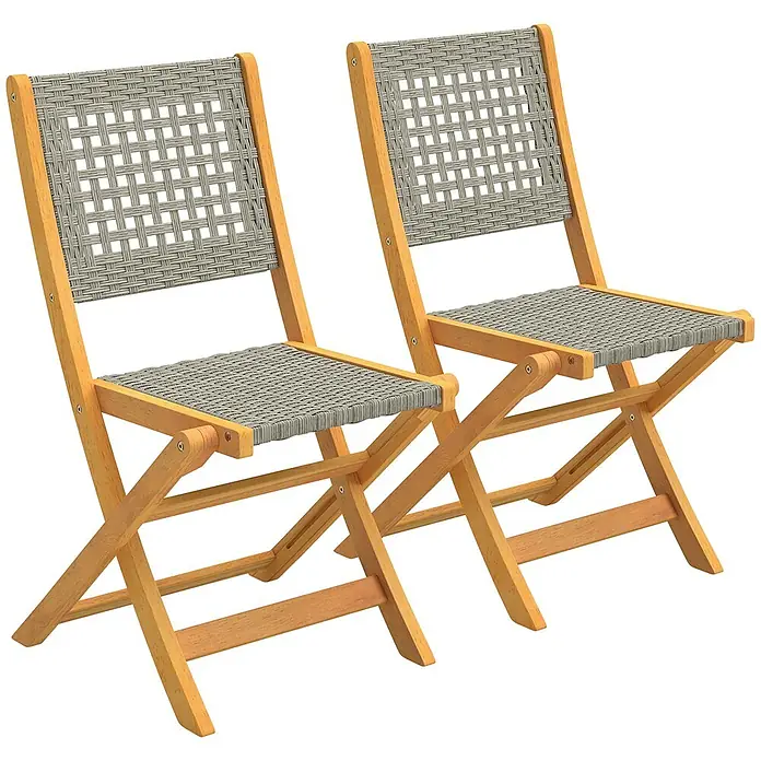Outsunny Gartenstuhl-Set - 2 Stk., Akazienholz, PE-Rattan, Klappbar, Grau, Braun - Zwei Klappstühle aus hellem Holz mit grauen geflochtenen Seilsitzen und Rückenlehnen.