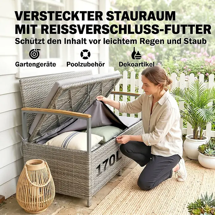Outsunny Gartenbank mit integrierter Aufbewahrungsbox - B x T x H: 60 x 60 x 84 cm, PE-Rattan, Stahl, Akazienholz, Polyester, Hellgrau - Graue Rattan-Sitzbank mit 170L Stauraum und Reißverschlussfutter, schützt vor leichtem Regen/Staub. Eine Frau öffnet sie auf einer Terrasse.