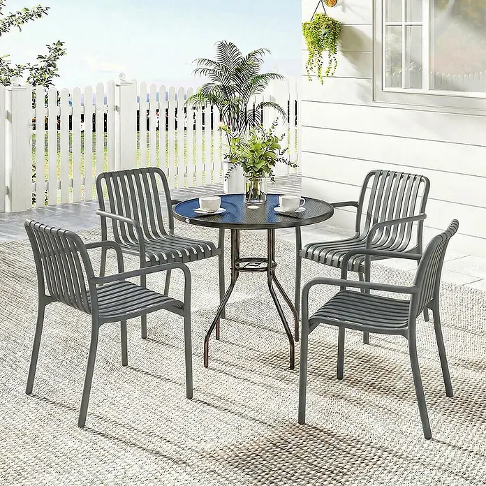 Outsunny Gartenstuhl-Set - 4 Stk., Kunststoff, Stapelbar, Dunkelgrau - Grau-metallenes Outdoor-Essgruppe mit vier Lamellen-Sesseln und einem runden Glastisch auf einer Terrasse.