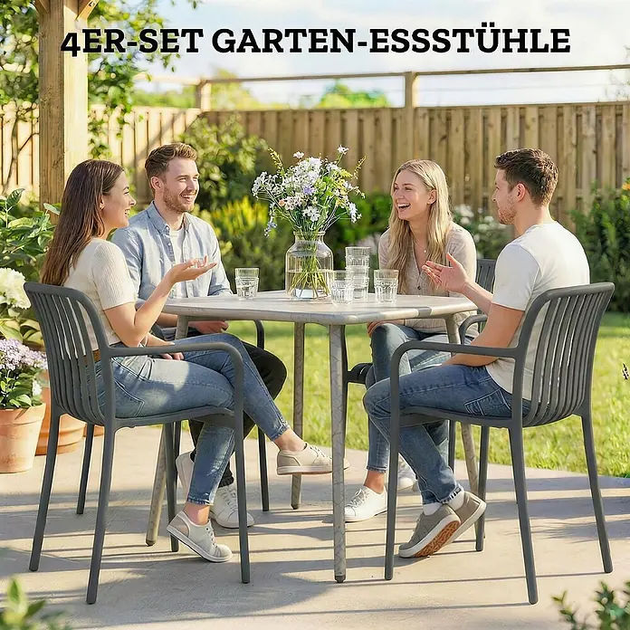 Outsunny Gartenstuhl-Set - 4 Stk., Kunststoff, Stapelbar, Dunkelgrau - 4 dunkelgraue Garten-Essstühle mit Lamellenrückenlehnen, von Personen an einem Tisch im Freien genutzt.