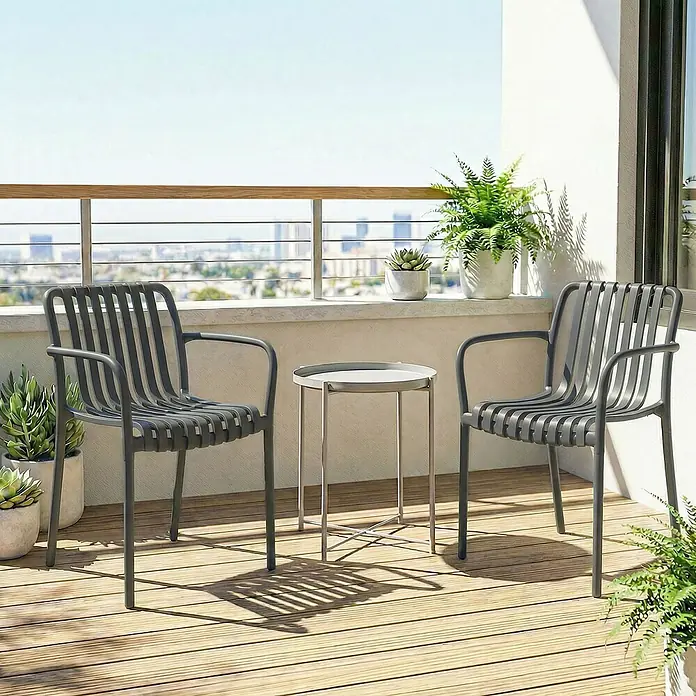 Outsunny Gartenstuhl-Set - 4 Stk., Kunststoff, Stapelbar, Dunkelgrau - Zwei graue Outdoor-Stühle mit Lamellen und ein passender runder Beistelltisch auf einem Holzdeckbalkon mit Pflanzen und Stadtblick.