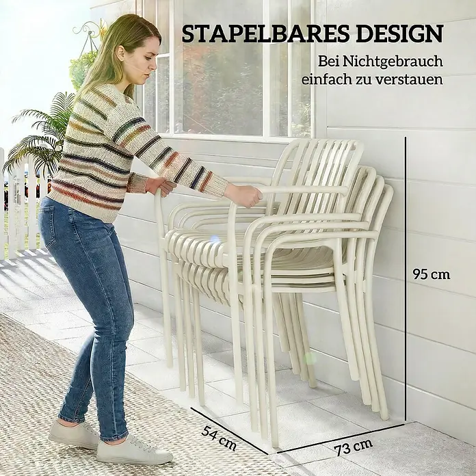 Outsunny Gartenstuhl-Set - 4 Stk., Kunststoff, Stapelbar, Cremeweiß - Fünf hellfarbene Stapelstühle werden von einer Person leicht gestapelt, was ihr platzsparendes Design hervorhebt. Maße: 95x73x54 cm.