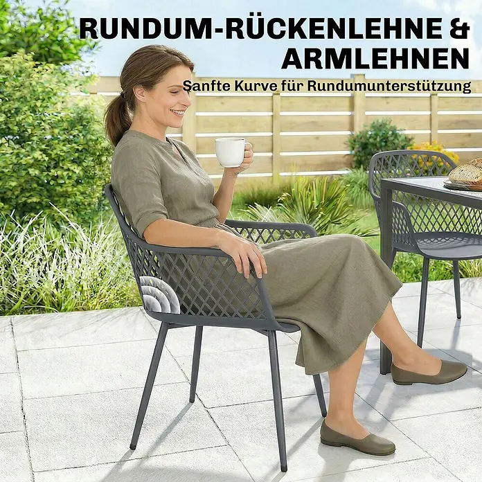 Outsunny Gartenstuhl-Set - 4 Stk., Metall, Kunststoff, Dunkelgrau - Grauer Terrassen-Sessel mit umlaufender Rückenlehne und Armlehnen für umfassende Unterstützung. Eine Frau sitzt entspannt.