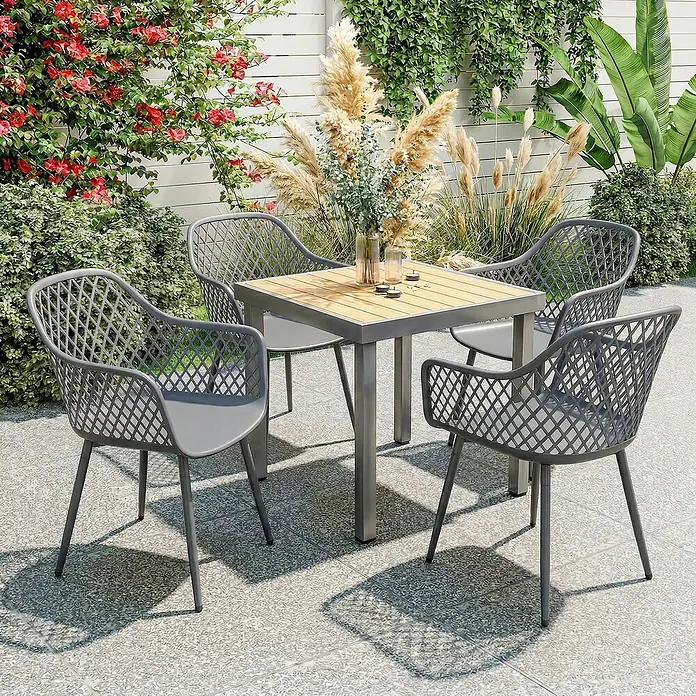 Outsunny Gartenstuhl-Set - 4 Stk., Metall, Kunststoff, Dunkelgrau - Graues Outdoor-Esstisch-Set mit quadratischem Tischplatte aus Holz und vier Stühlen mit gemusterten Rückenlehnen, auf einer Terrasse.