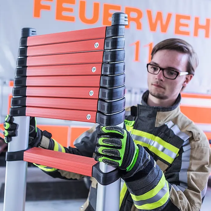 Telesteps Teleskopleiter Rescue Line Feuerwehr- & Rettungsleiter 4,1m – Teleskopleiter für 3 Pers - Anzahl Tritte: 13 Stk., Arbeitshöhe: 5.000 m, Belastbarkeit: 500 kg, Aluminium - Feuerwehrmann justiert rote und silberne Teleskopleiter mit Längenangaben (2.0m-3.5m).