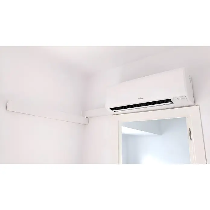 Fujitsu KN Aire acondicionado Inverter ASY35 + Instalación - 3.400 W, Potencia térmica: 3.800 W, Tamaño de la estancia: 25 m² - 35 m² - Unidad de aire acondicionado Fujitsu blanca montada en la pared sobre una puerta, con conducto de cables blanco a juego.
