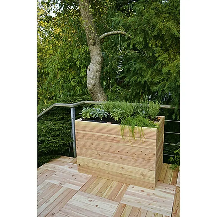 Hochbeet - 102 x 57,5 x 72 cm, Holz, Natur - Der erhöhte Holzpflanzer mit verschiedenen Kräutern steht auf einer Holzterrasse und bietet eine stilvolle Gartengestaltung.
