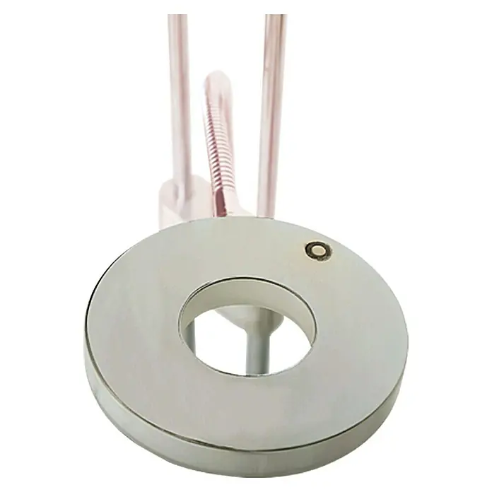 Tween Light Lámpara de suelo LED Montana - 180 cm, Blanco cálido - Primer plano de una lámpara LED redonda plateada montada en un soporte. La luz es brillante y uniforme.