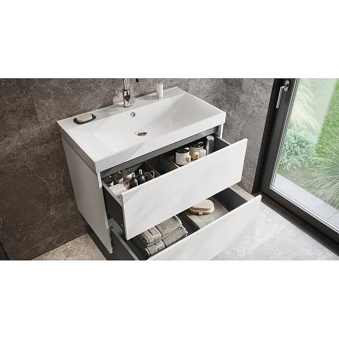 Germania Waschtischunterschrank GW-BODERA - B x T x H: 81 x 46 x 65 cm, Weiß - Weißer Waschtisch mit integriertem Waschbecken, zwei offene Schubladen zeigen Toilettenartikel und Handtücher in einem modernen Bad.