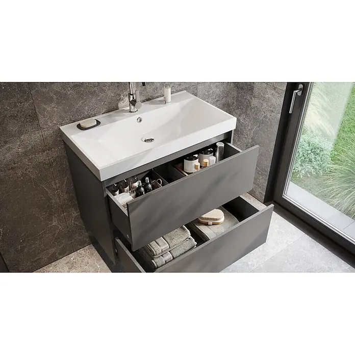 Germania Waschtischunterschrank GW-BODERA - B x T x H: 81 x 46 x 65 cm, Graphit - Moderner grauer Badezimmerschrank mit weißem Waschbecken, offene Schubladen zeigen organisiertes Badezimmerzubehör und Handtücher.