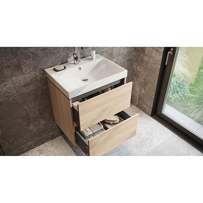 Germania Waschtischunterschrank GW-BODERA - B x T x H: 61 x 46 x 65 cm, Lindberg-Eiche-Nb. - Waschtischunterschrank aus hellem Holz mit weißem Waschbecken und offenen Schubladen, in einem modernen Badezimmer mit Fenster.