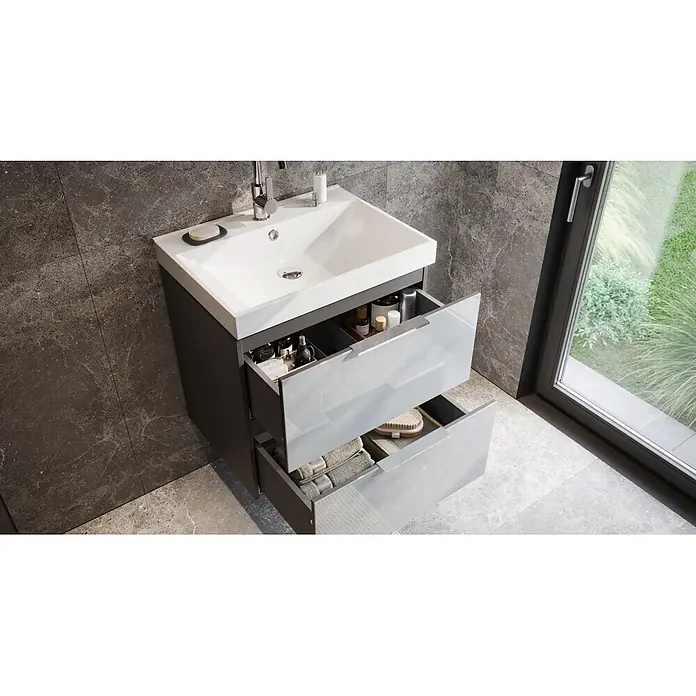 Germania Waschtischunterschrank GW-CELANO - B x T x H: 61 x 46 x 65 cm, Graphit/Silbergrau - Ein moderner Badschrank mit weißem Waschbecken und dunkelgrauem Unterschrank, hellgraue Schubladen zeigen organisierten Stauraum für Pflegeprodukte.