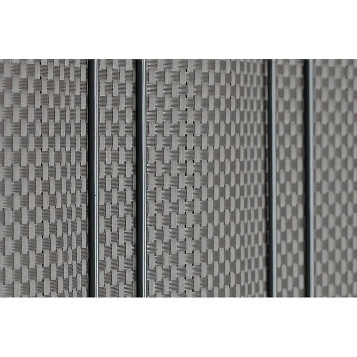 Deutsche Zauntechnik Sichtschutzstreifen Bastline - 2,56 m x 190 mm, Grau, 30 Stk. - Nahaufnahme eines grau-hellgrauen Flechtmusters mit vertikalen Metallstreben, bildet einen strukturierten Raumteiler.