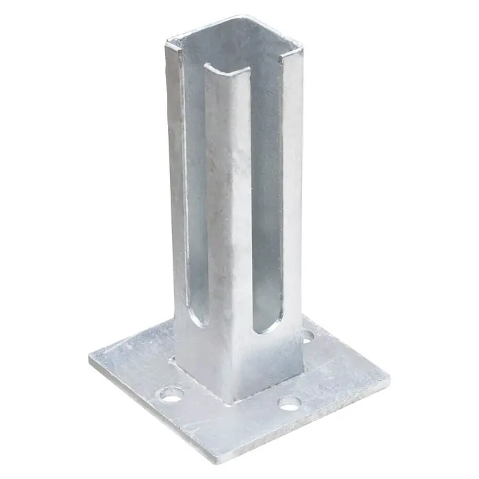 Deutsche Zauntechnik Fußplatte Q - 12 x 12 cm, Silber - Silberner Metall-Pfostenschuh mit quadratischer Grundplatte und aufrechtem Pfostenhalter mit Schlitzen.