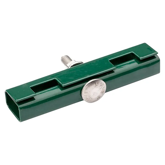 Deutsche Zauntechnik Zaunverbinder U - Stahl, Passend für: Doppelstabmattenzäune, Moosgrün, 60 x 20 mm - Grüne, rechteckige Metallklemme mit zwei silbernen Schrauben.