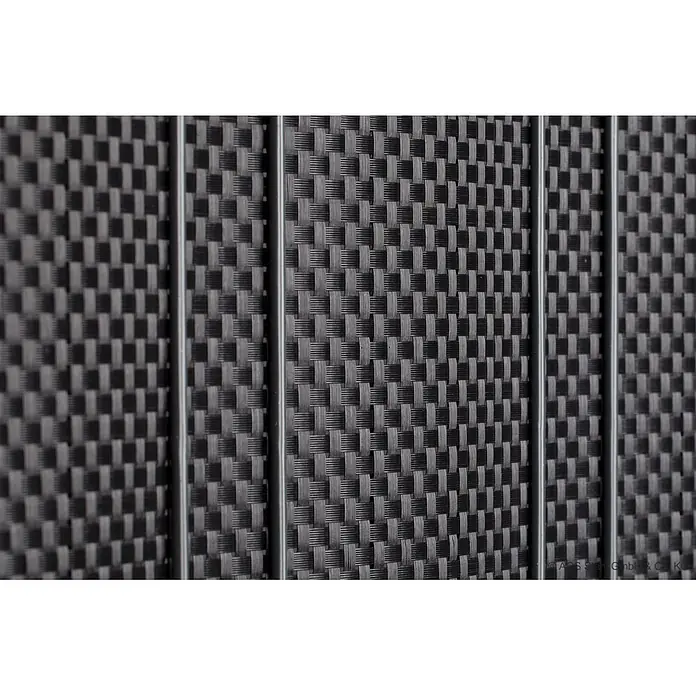 Deutsche Zauntechnik Sichtschutzstreifen Bastline - 2,56 m x 190 mm, Anthrazitgrau, 20 Stk. - Nahaufnahme eines dunklen Gewebenetzes mit Karomuster und vertikalen Metallstäben, ähnlich einem Gitter oder Paneel.