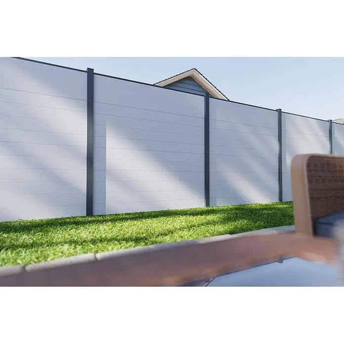 Deutsche Zauntechnik Zaun-Set Vidual Snap - 1,84 x 1,77 m, Fenstergrau - Heller grauer Sichtschutzzaun mit dunklen Pfosten im Garten, der Trennung und Privatsphäre bietet.